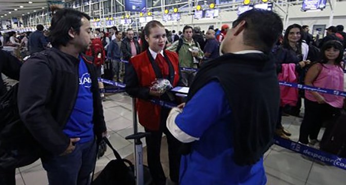 Chile union delivers food to airport workers in LATAM protest